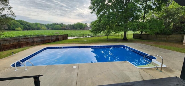 Building Photo - 1159 Shoreland Dr