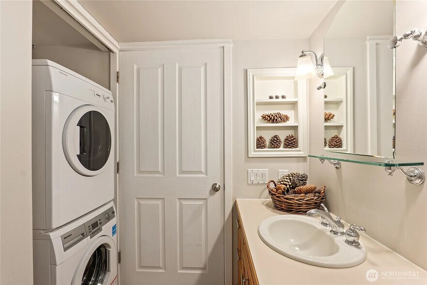 Building Photo - 622 6th Ave W