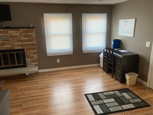 Building Photo - Turnkey 1BR Retreat | Fireplace, Trails, &...