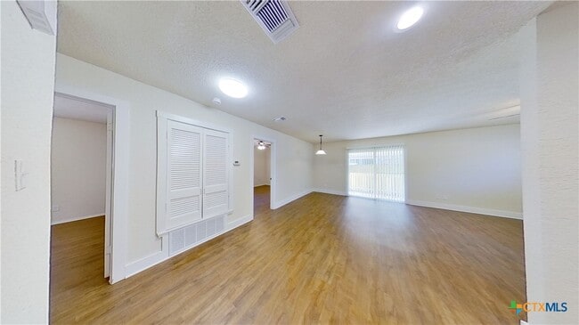 Building Photo - 2107 Magnolia Dr