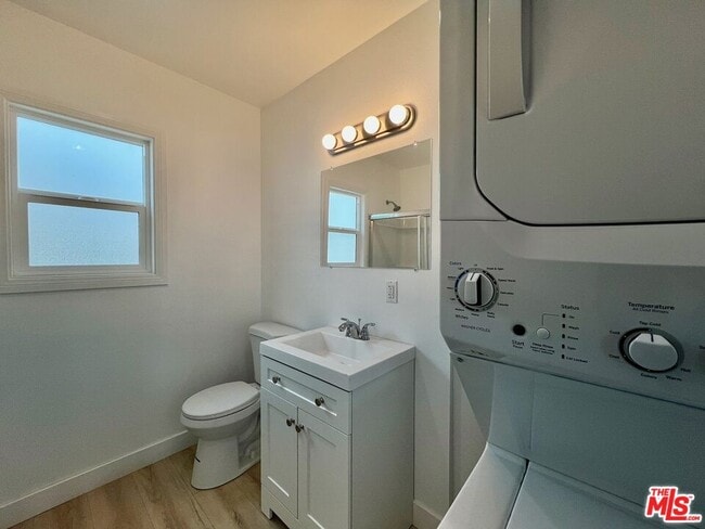 Building Photo - 1321 1/2 Normandie Ave