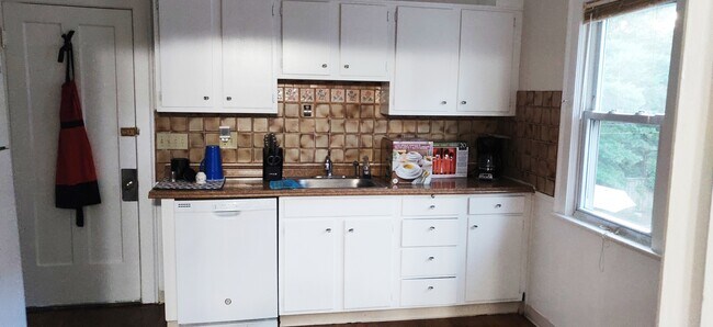 Kitchen - 2508 E 124th St