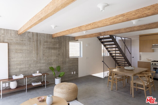 Building Photo - 8870 Wonderland Ave