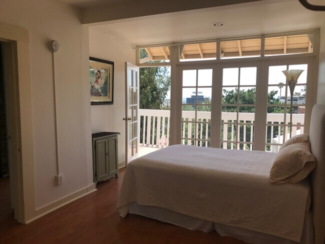 Master Bedroom -Full bed - 2015 Hillcrest Rd