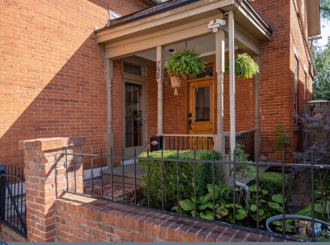 Building Photo - 758 S Pearl St