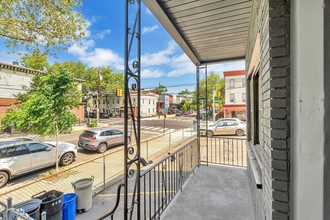 Building Photo - 322 Webster Ave