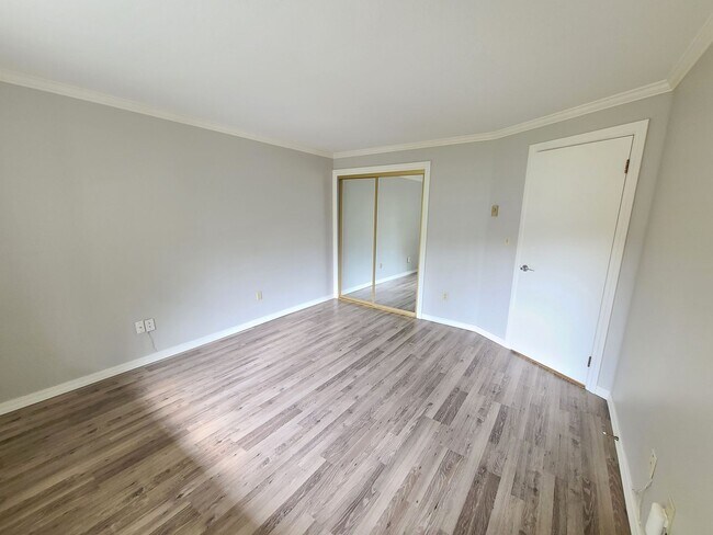 Building Photo - 2Bd/2Ba Spacious Bellevue Condo - W/S/G & ...