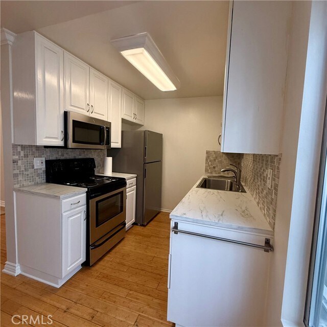 Building Photo - 12801 Moorpark St