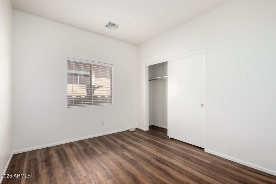 Building Photo - 2556 W Amber Sun Dr