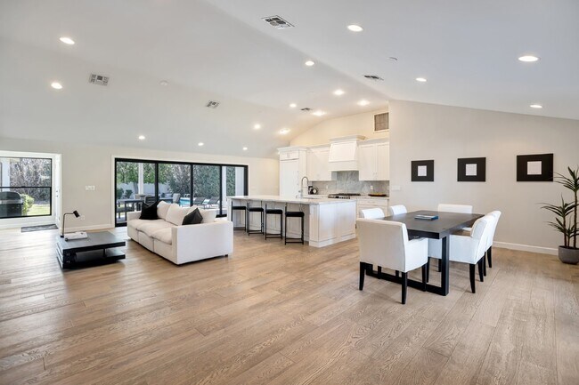 Building Photo - Beautifully furnished Arcadia Lite Rental Home!