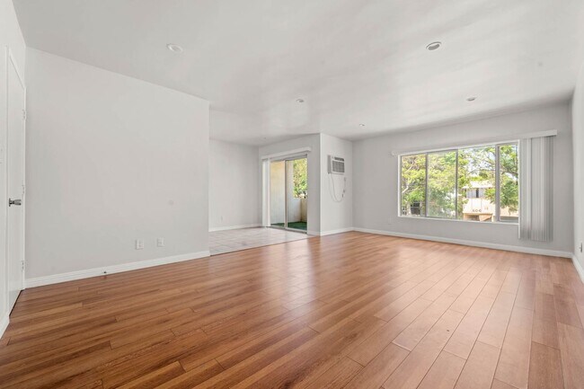 Building Photo - 607 Flores St