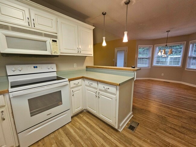 Building Photo - 32 Elizabeth Way