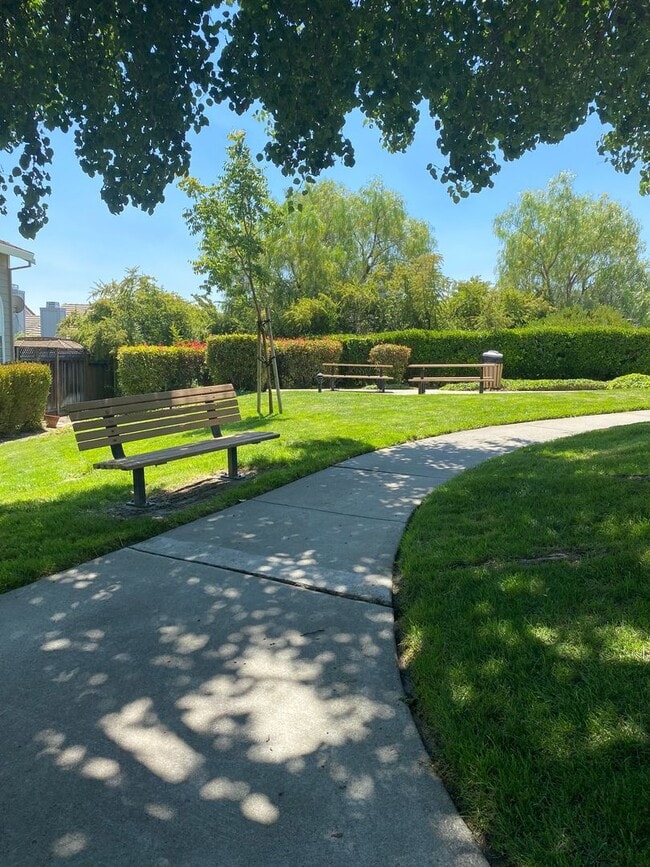 Building Photo - Dublin Silvergate, End Unit Townhome 3 Bed, 2.5 Bath, Dual Primary Suites, Community Pool!