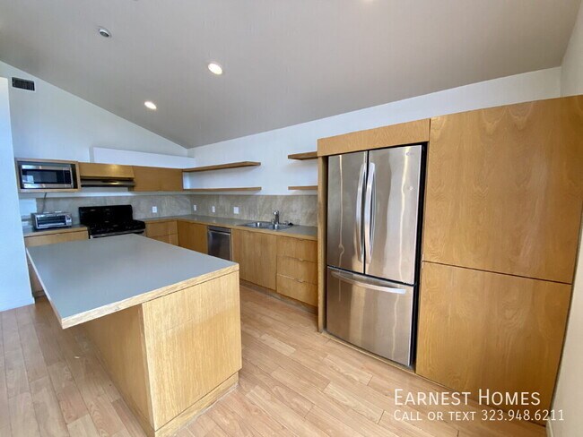 Building Photo - 2577 S Bundy Dr