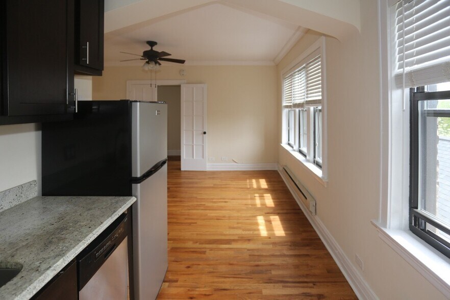 Building Photo - 4742 N Hermitage Ave