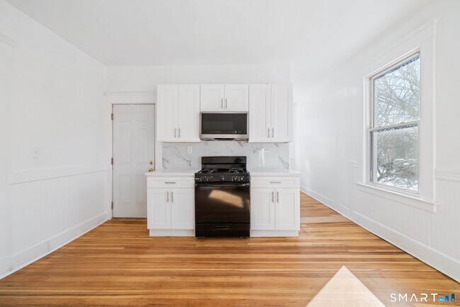 Building Photo - 196 Center St