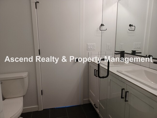 Building Photo - Newer 2 Level Townhome with Patio in Alberta Available August 10 Garbage Included Small Pets OK