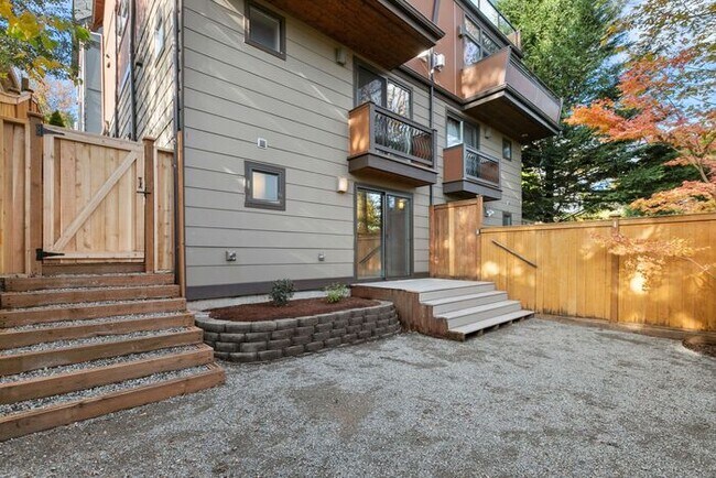 Building Photo - Luxurious Air-Conditioned Leschi View Townhome