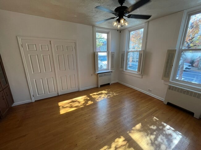 Building Photo - 237 E Walnut St