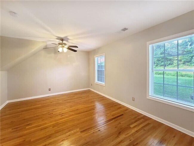 Building Photo - 140 Brook Cir SE