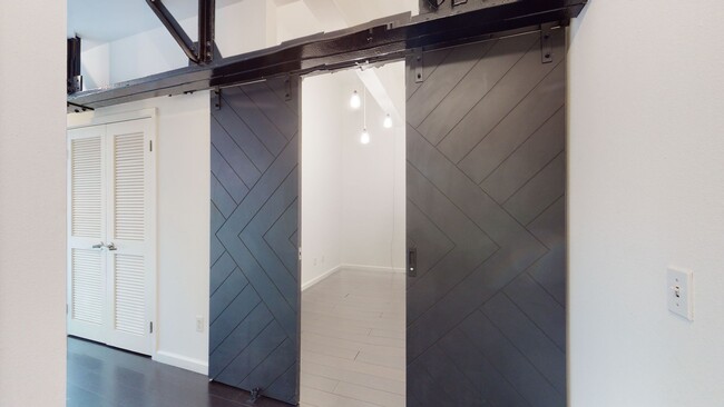Building Photo - Amazing Oliver Loft in Emeryville!