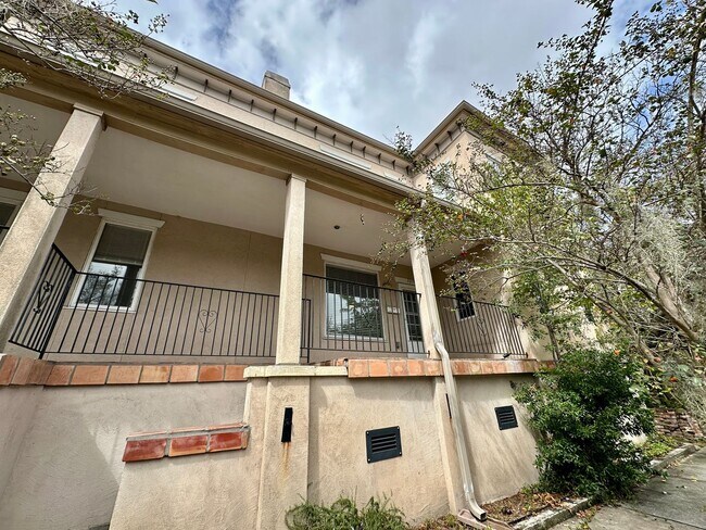 Building Photo - 3 BED | 2 BATH | GATED BACKYARD | THOMAS S...