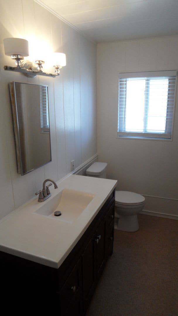 Building Photo - Spacious 6 Bedroom, 3 Bathroom, Single Fam...