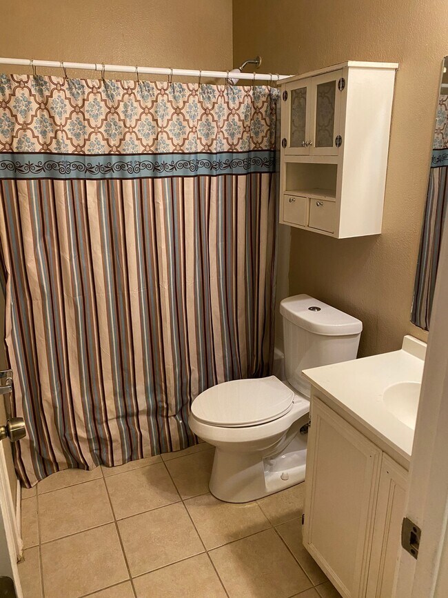 Building Photo - 811 E Stonegate Dr