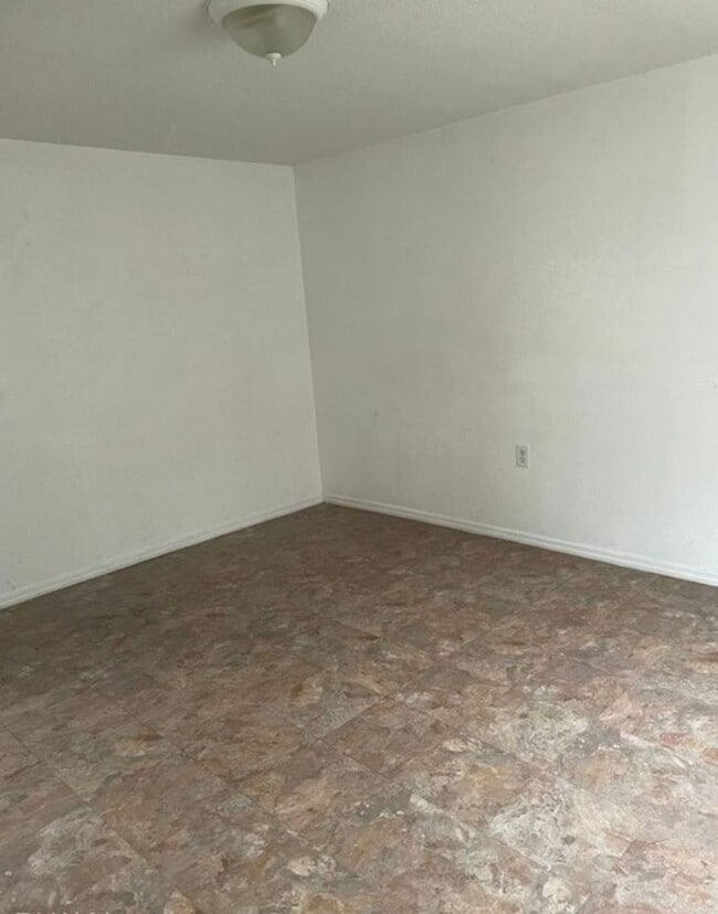 Building Photo - Open Floor Plan home on Private Spacious Lot