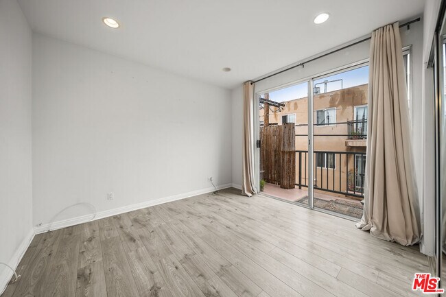 Building Photo - 812 N Hudson Ave