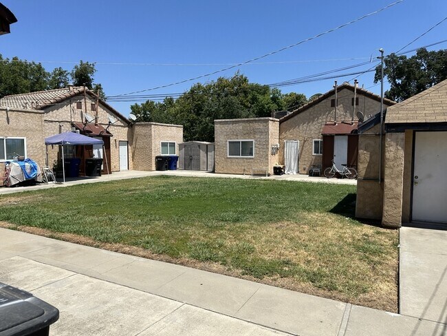 Building Photo - Modesto 2 Bedroom 1 Bathroom Town Home