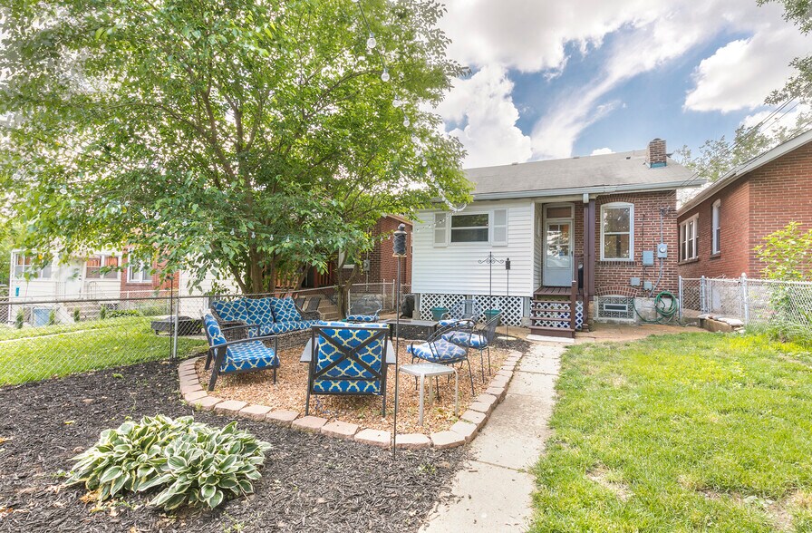 Fenced backyard with fire pit and detached garage - 4945 Delor Street