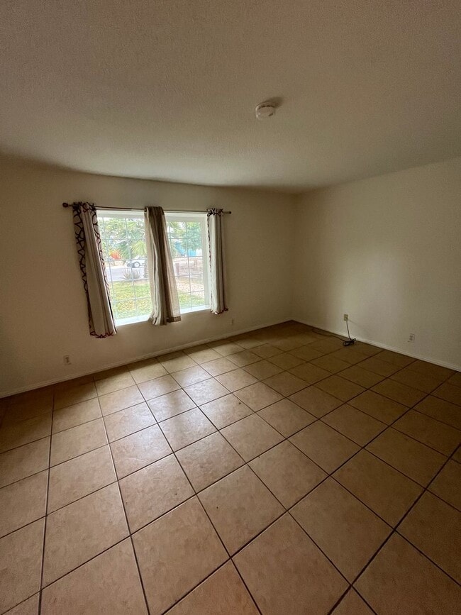 Building Photo - 427 N Santa Ana St