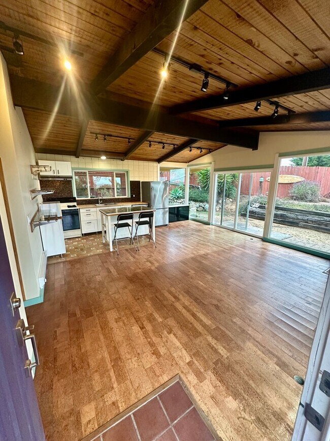 Building Photo - Stunning Encinitas Apartment with Panoramic Views