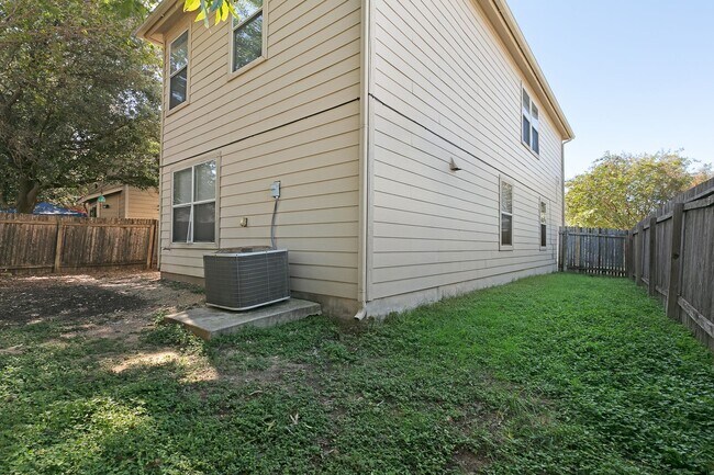 Building Photo - Very Nice 4 Bedroom Home In Convenient Northwest Location!