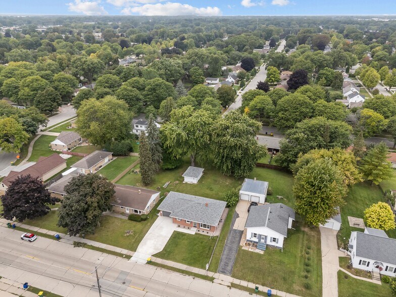 Building Photo - 1418 S Ridge Rd