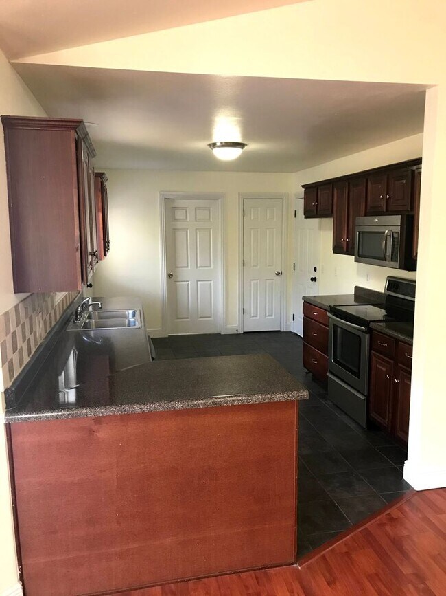 Building Photo - 3 bedroom 2 bath centrally located - fenced yard - 2 carG