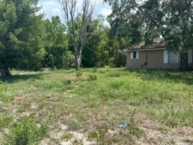 Building Photo - Large  3 bedroom, 2 bath pool home.