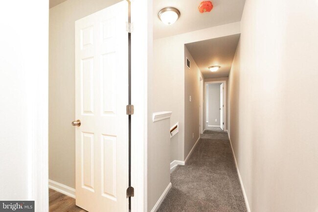 Building Photo - 3 Bed 1 Bath Renovated Townhouse