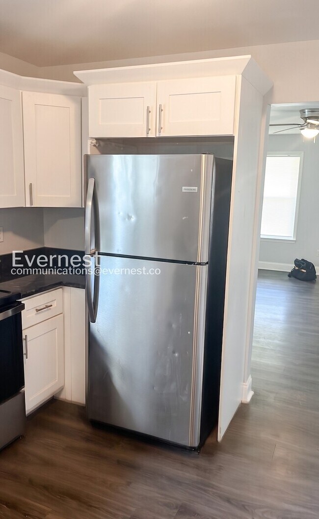 Building Photo - Spacious Home with Fenced Yard & Driveway Parking / 3 Bed & 2 Bath / Coming Soon!