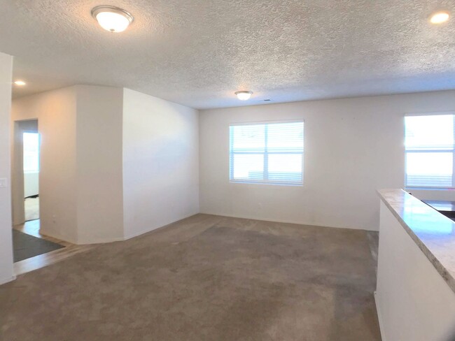 Building Photo - Spacious 4 Bedroom Los Lunas Home. Open la...