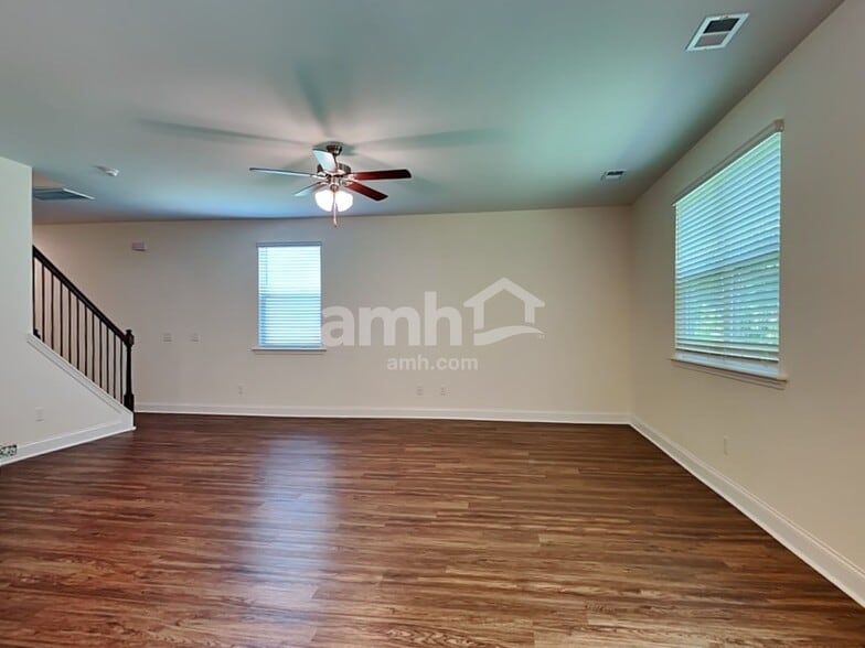 Building Photo - 418 E Main St