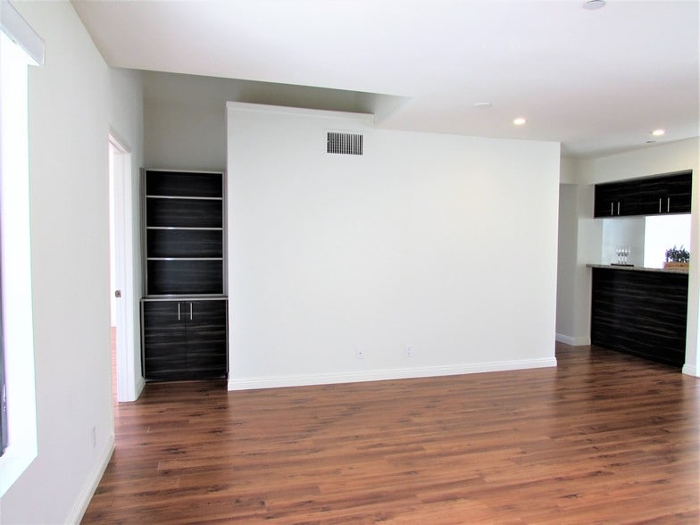 Building Photo - 1141 N Columbus Ave