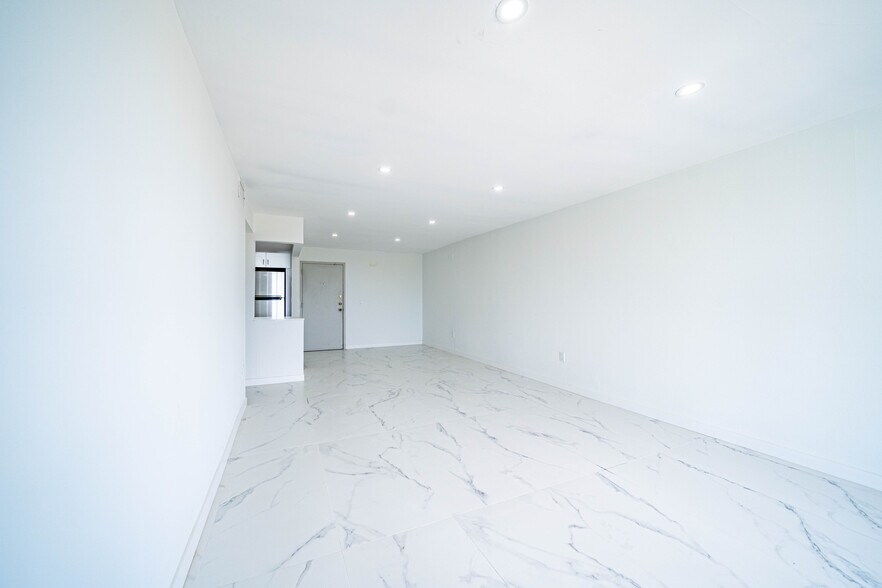 Building Photo - 2500 NE 135th St