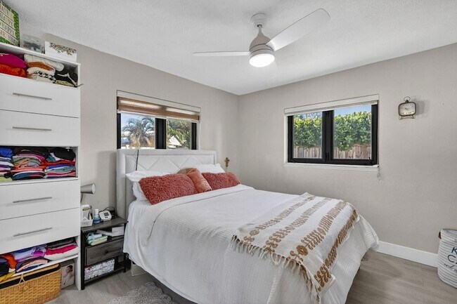 Building Photo - 2601 NE 8th Ct