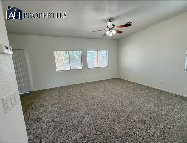 Building Photo - Large backyard Home in Surprise