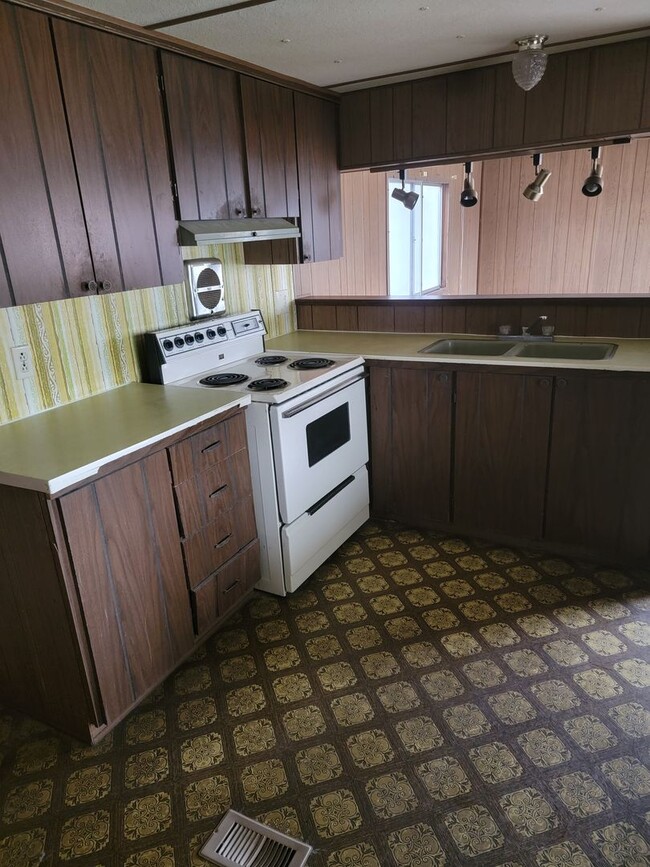 Building Photo - Small 2 bed MH