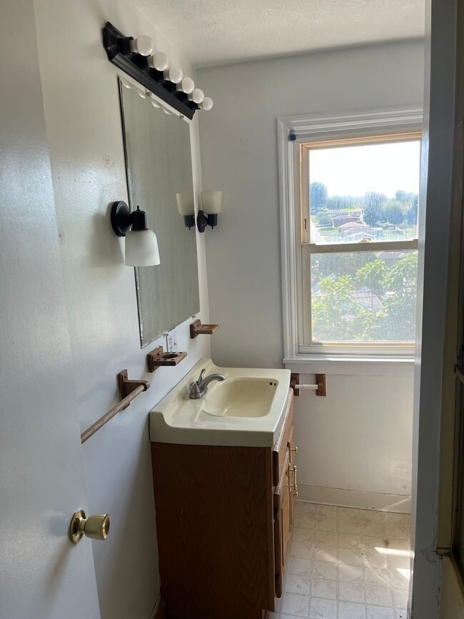 Building Photo - One Bedroom Apartment w Utilities Included