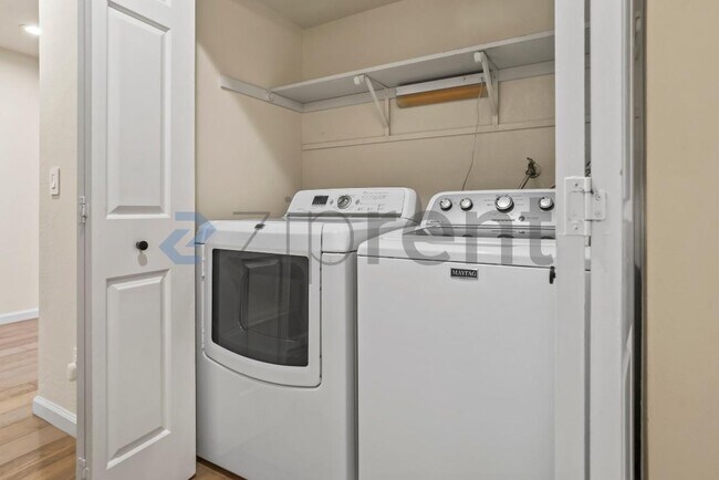 Building Photo - Unit 11