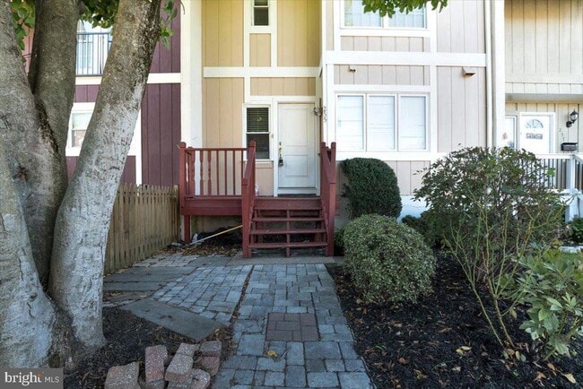 Building Photo - 255 Meadows Ln NE